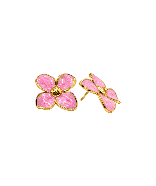 Felicia – blomformade örhängen med rosa kronblad och guldfärgade kanter, två vyer. ISOLDE ACCESSORIES.