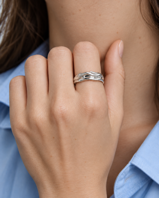 Alva från ISOLDE ACCESSORIES – silverfärgad ring med vågformad struktur, buren på modell.
